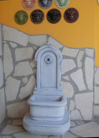 Wandbrunnen mit Wassertrog und Sockel als Wasserzapfstelle Wandplatte mit Blumenrosette 112cm 95kg BAD-2128