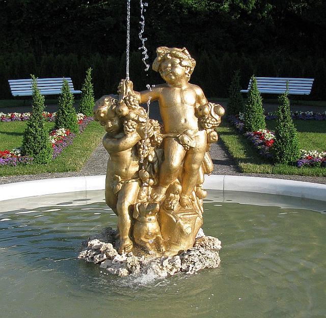 Erntereigen Figur im Brunnen von Immerdingen in Gold