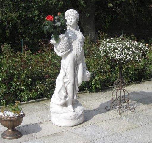 Gartenfigur Blumenmädchen mit Pflanzkorb 