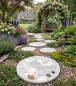 Preview: Runde Betonplatten 49cm als Gartenweg Trittplatten aus Weißbeton Garten Trittstein Platten