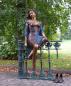 Preview: Große Bronze Figur Frau mit Zaun