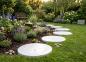 Preview: Runde Betonplatten 46cm Gartenweg Trittplatten Weißbeton Garten Trittstein Platten