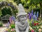 Preview: Hexe Baba Jaga auf dem Besen - Amüsante Halloween Gartenfigur