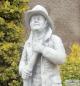 Preview: Feuerwehrmann mit Helm und Schlauch Gartenfigur Beton Steinfigur Figur