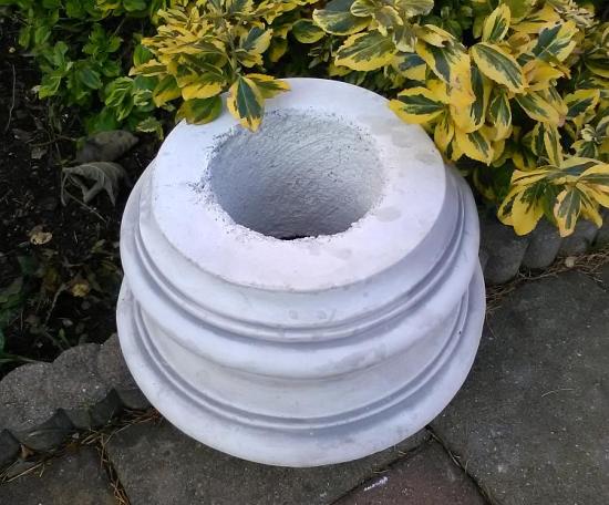 Säulen Sockel für Garten Figuren und Pflanzgefäße