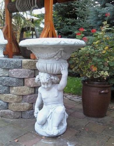 Springbrunnen mit Wasserträgerin