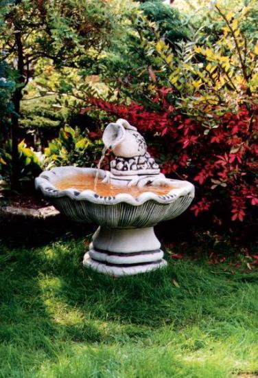 Kleiner gartenbrunnen mit krug