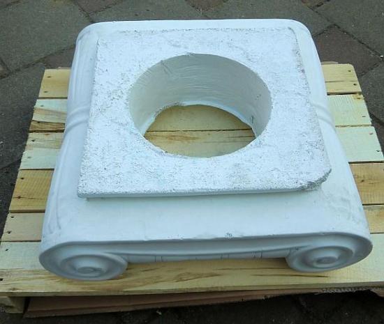 säulenkapitell aus beton