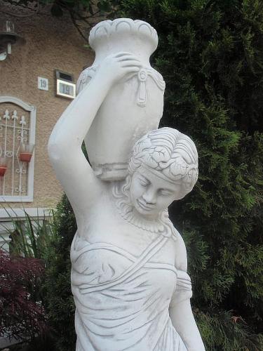 Brunnenfigur Frau mit 2 Wasser Kannen