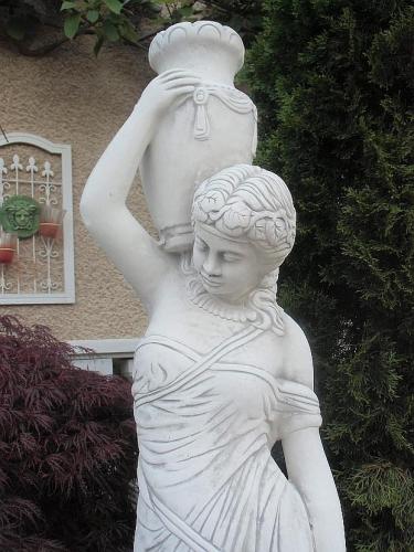 Springbrunnennfigur Frau mit Wasser Kannen