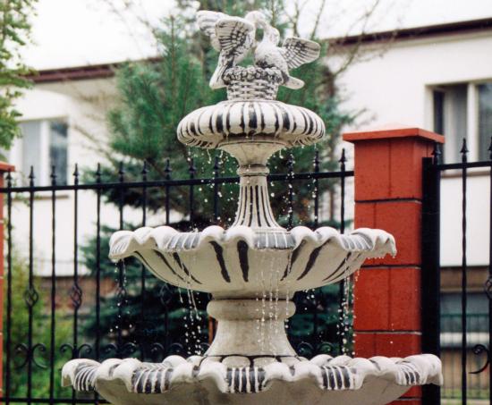 kaskaden brunnen mit Taubenfigur als Wasserspeier