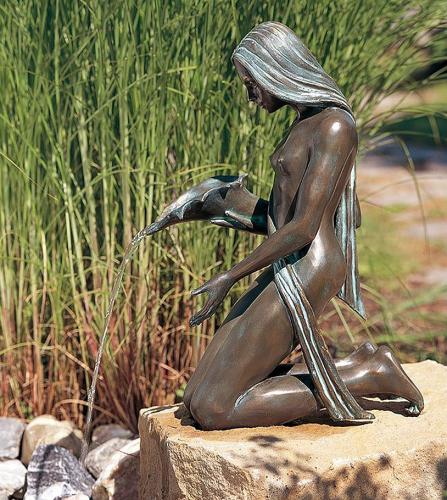 Bronzefigur Noelle, Frau mit Musche als wasserspeier Gartenteich Figur