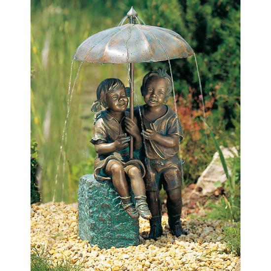 Bronze Bronze Gartenfigur Mädchen und Junge mit Regenschirm