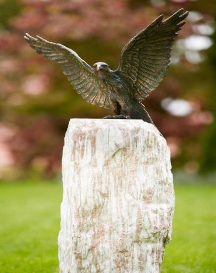Majestätischer Roter Milan mit offenen Flügeln Bronzefigur