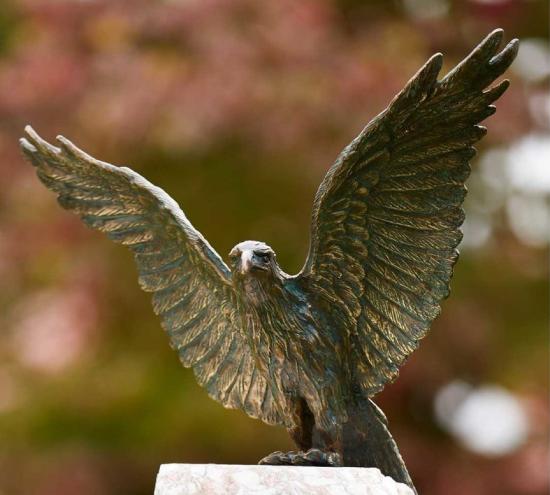Roter Milan Vogel mit offenen Flügeln Bronzefigur