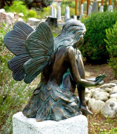 Bronze Figur Elfe mit Schmetterling