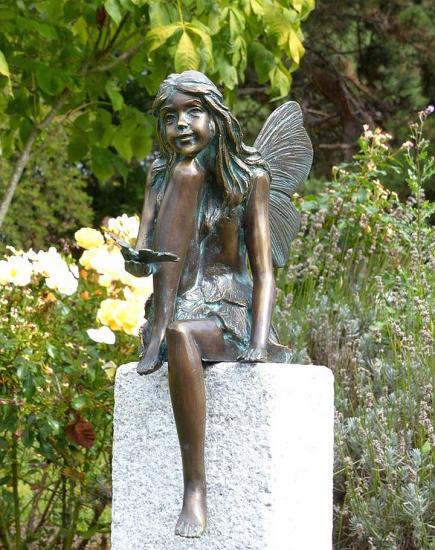 Bronze Figur Elfe mit Schmetterling