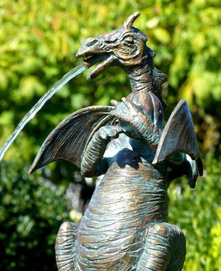 Drachen Figur Wasserspeier Gartenteich