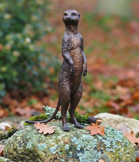 Entdecken Sie die hochwertige Bronzeskulptur Stehendes Erdmännchen Josef 28cm