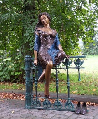 Große Bronze Figur Frau mit Zaun