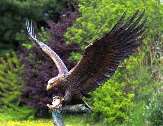 Monumentale Bronzefigur Seeadler – Gartenfigur mit Fisch Bronze Figur 233cm