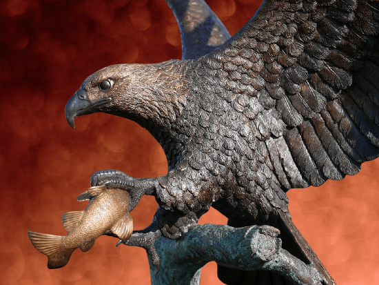 Monumentale Bronzefigur Seeadler – Gartenfigur mit Fisch Bronze Figur 233cm