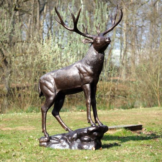 Bronzeskulptur Zwölfender-Hirsch auf Felsen aus Bronze