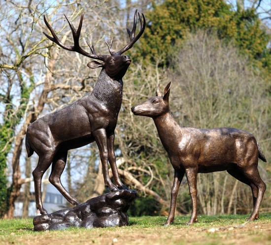 Bronzeskulptur Zwölfender-Hirsch auf Felsen aus Bronze