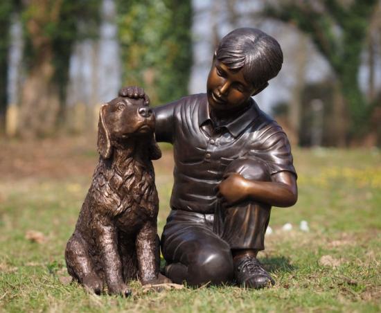 Bronze Junge mit Hundefigur