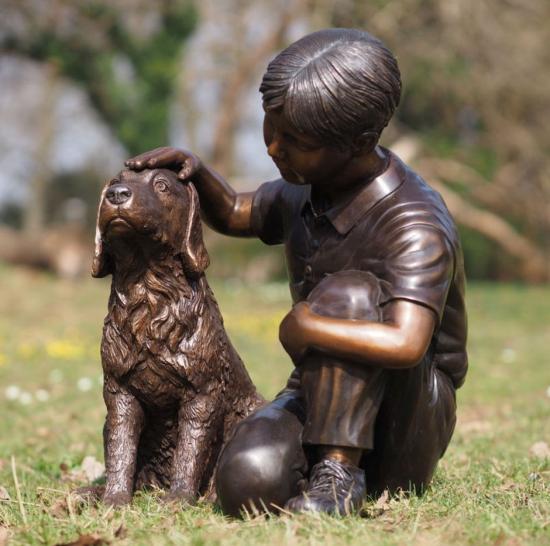 Bronzefigur Junge mit Hund