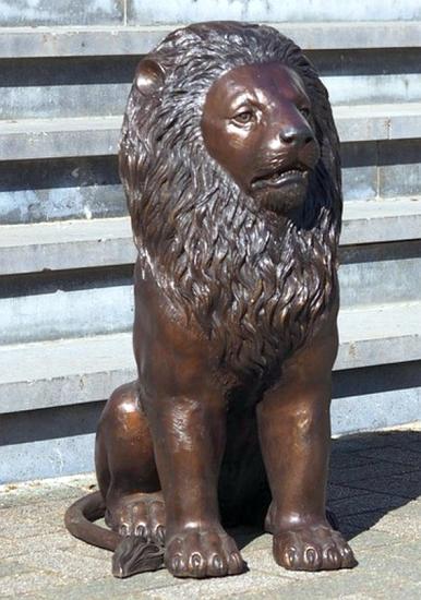 sitzende Bronze Löwen Figur