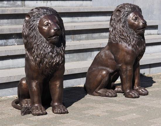 Löwenfiguren aus Bronze