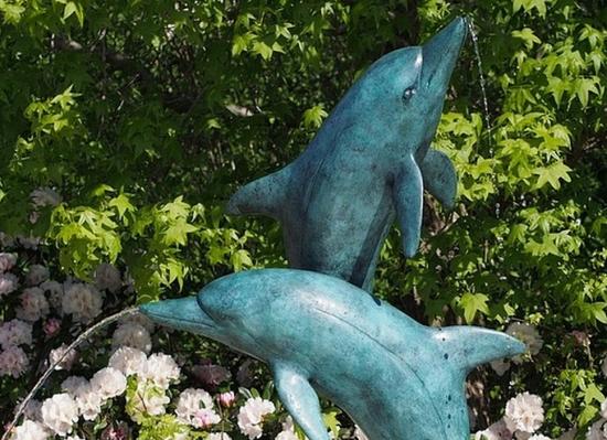 Erleben Sie die elegante Bronzeskulptur mit zwei Delfinen 160 cm