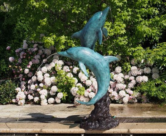 Erleben Sie die elegante Bronzeskulptur mit zwei Delfinen 160 cm
