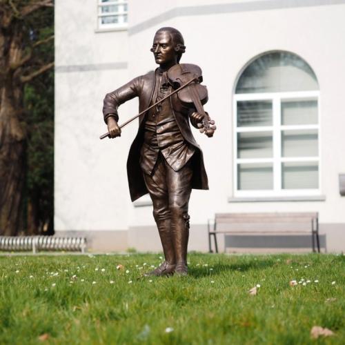 Klassische Bronze Skulptur des Komponisten Mozart mit Geige