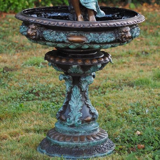 Klassischer Bronzebrunnen mit Frauen Figur