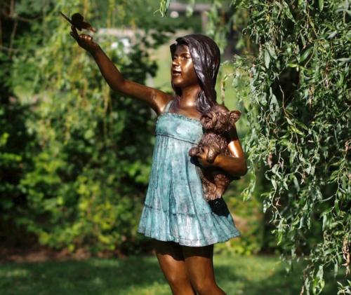 Bronze Figur Mädchen mit Schmetterling Teddybär