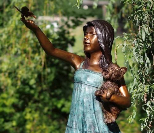 Bronze Figur Mädchen mit Schmetterling