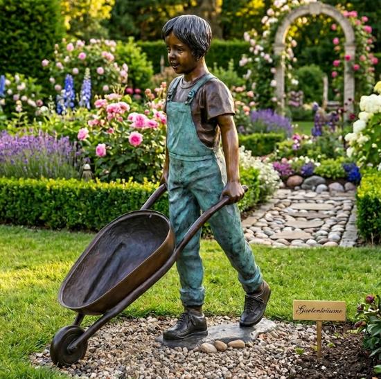 Bronzefigur Junge als Gärtner mit Schubkarre