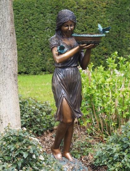 Bronze Figur Frau mit Schale und Schmetterling