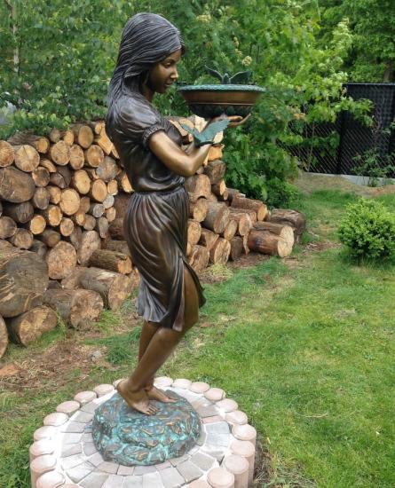 Bronzefigur stehende Frau mit Schale und Schmetterling