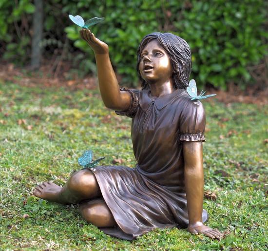 Mädchen mit Schmetterling Bronzefigur Gartendekoration