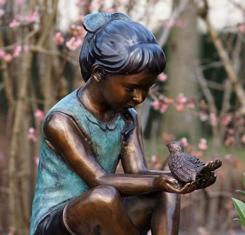 Bronzefigur Mädchen sitzend mit Vogel 45cm