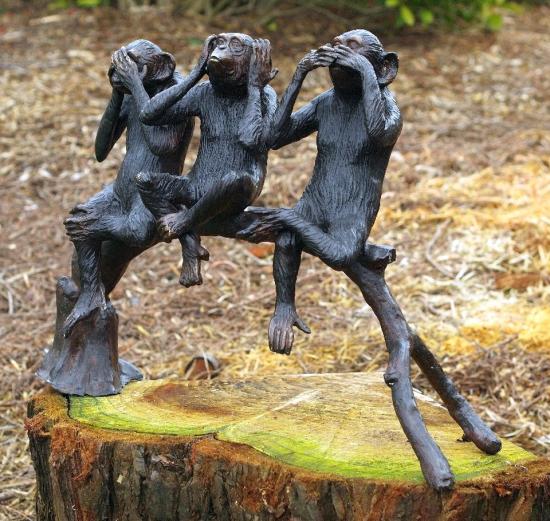 Drei Affen auf Zweig – kunstvolle wetterfeste Tierfigur in Handarbeit gefertigt 45cm