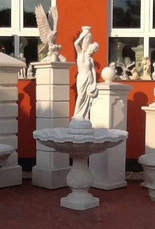 springbrunnen mit Wasserträgerin figur
