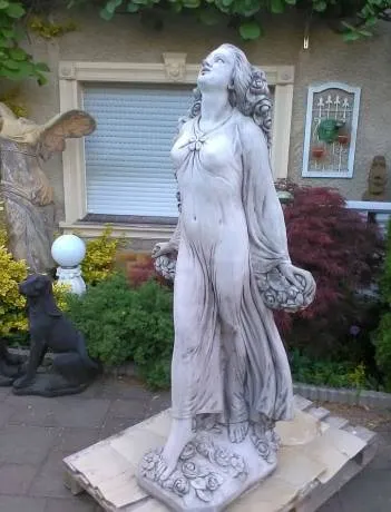 Gartendeko Steinfigur Frau mit Blumenranke