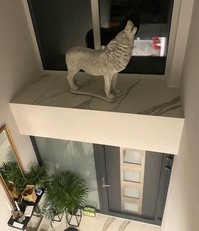 Wolf Figur über der Haustür