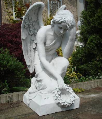 Engelfigur für Friedhof Grab in hellgrau