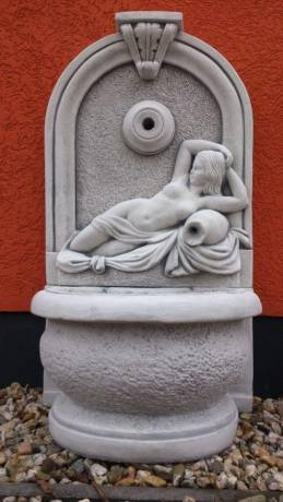 Wandbrunnen mit Frau