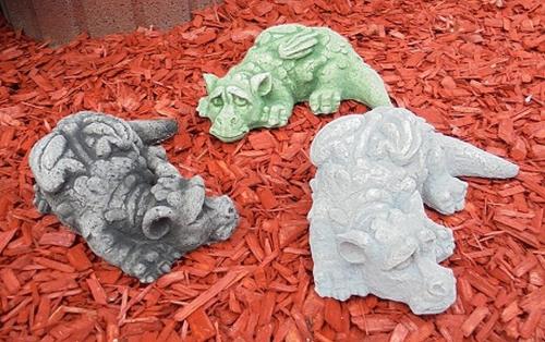kleine drachenfigur aus beton